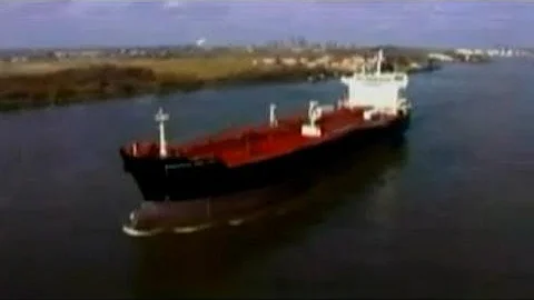 Quantas pessoas trabalham num navio petroleiro?