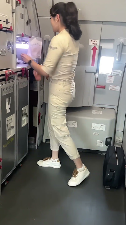 Pramugari lion air merapikan bagasi penumpang #beautiful #love #beauty #travel #bollywood