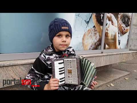 Interviu. Copilaș care cântă în centrul orașului Satu Mare
