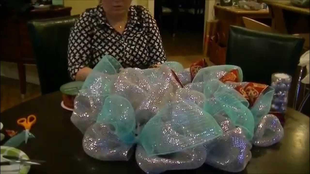 Рождественский венок из декоративной сетки с лентами - YouTube