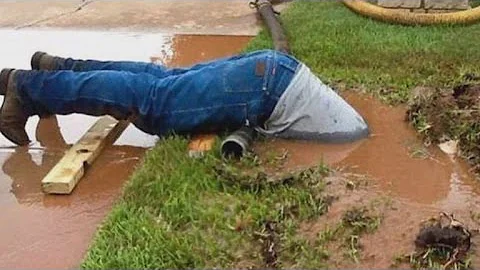 Viral Plumber Who Dove Into Sewer to Fix Pipe Gets Free Jeans For a Year - DayDayNews