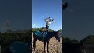 Denia se cae del caballo 🐴