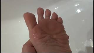Носочки для педикюра MIZON. Весь процесс НАГЛЯДНО:)(Видео, в котором наглядно показано, ЧТО ПРОИСХОДИТ с кожей ступней после использования носочков для педикю..., 2015-06-18T20:29:40.000Z)
