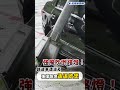 快新聞／強風吹倒路燈！路邊車遭波及 強撐路燈遙遙欲墜