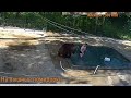 Человек и медведь купаются вместе/Bear Mansur