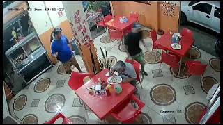 سرقة زبائن في مطعم بالاكوادور Stealing customers in a restaurant in Ecuador