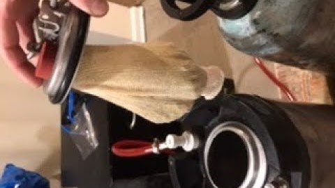 Dry hopping in keg using magnets
