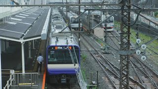 JR逗子駅から横須賀線普通千葉行きE235系1422SF-03横クラと横須賀線普通久里浜行きE217系1291SY-39横クラが発車！【JR逗子駅〜JR東逗子駅、山の根歩道橋】