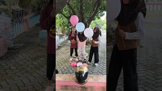 Balon Udara Vs Balon air, ayuk Letuskan ❗🤸 #shortvideo #bermainbalon #meletuskanbalon