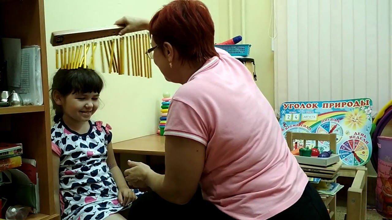 Олечка знакомится с новым для нее музыкальным инструментом чаймс (bar