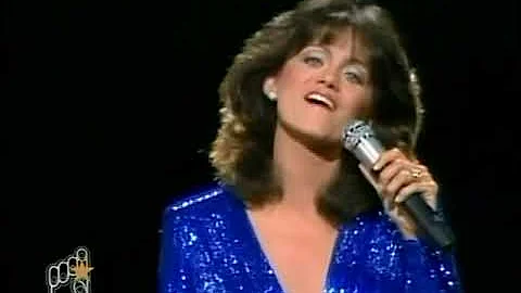 Louise Mandrell performs a tribute to Barbara Mandrell at the 1982 country music awards