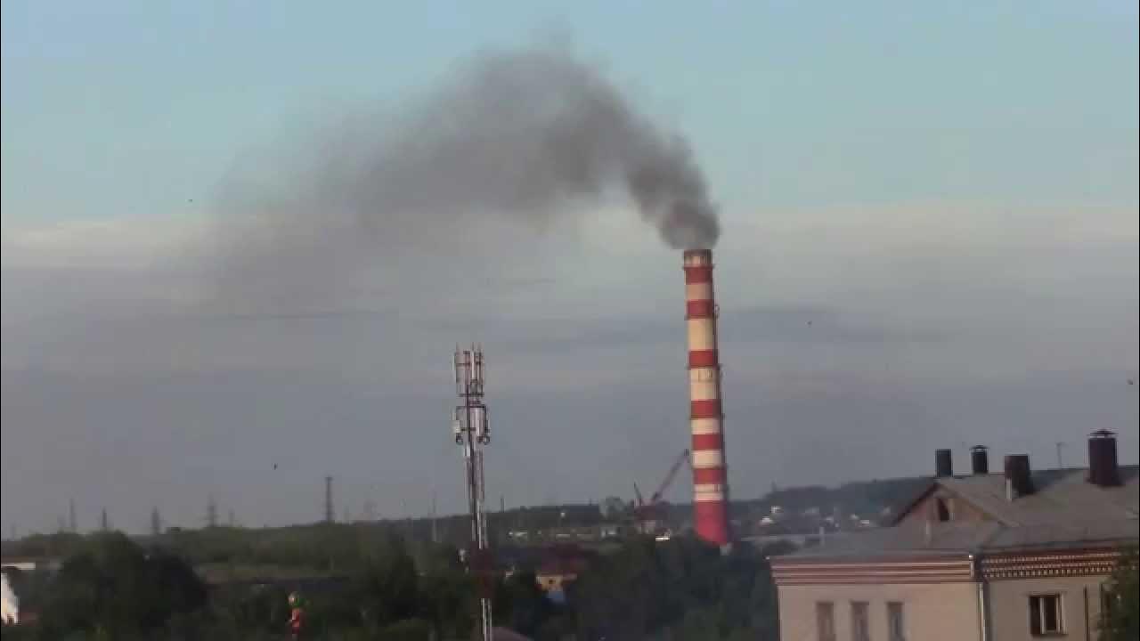пожар на севере спб сейчас. пожар на шелепихе сейчас. черный столб дыма над курском. черный дым над трубой. дымящие трубы красноярска.