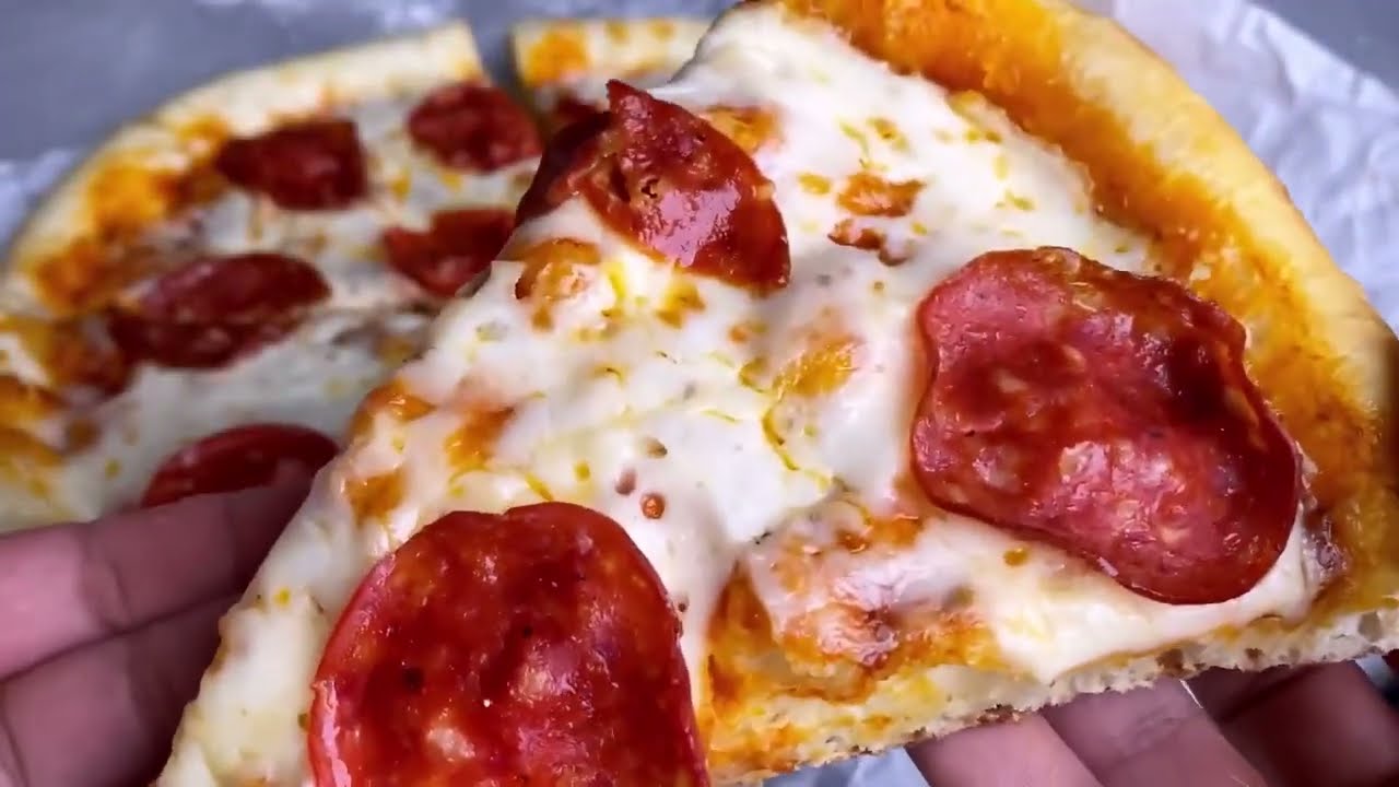 بيتزا المحلات بدون تعب وبدون عجان وأسهل طريقة لعجن اي عجينة