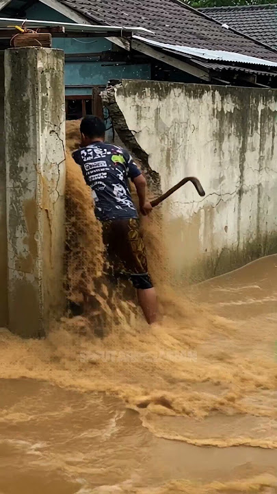Tense Moments! Man Breaks Through House Wall, Swept Away by Flash Floods in Bekasi!