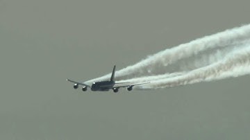 Awesome A380 Contrails!