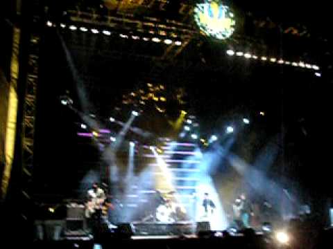 Microdancing by Babasonicos at the Corona Music Fest Puebla 2010 (Full song)