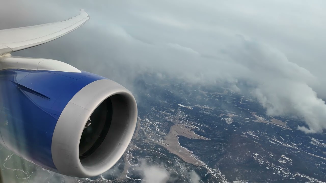 United Dreamliner Cruising Out of Denver Through Light Turbulence Over Ski Resorts - W/ ATC Audio
