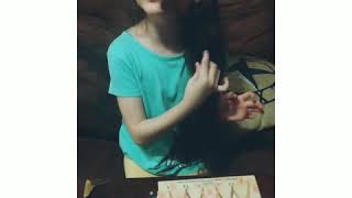 Niña Pintando Sus Mejillas