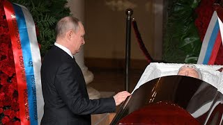 Владимир Путин на прощании с Владимиром Жириновским