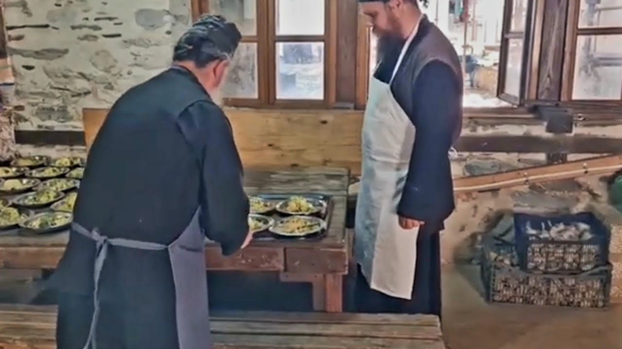 Ιερά Μονή της Μεγίστης Λαύρας: Τράπεζα