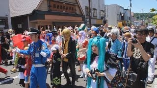 温泉街がコスプレ会場に 踊りながらパレード、北海道・洞爺湖