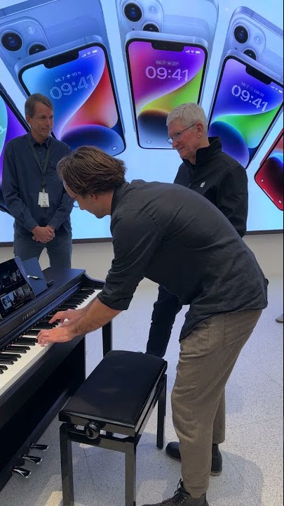 Pianist Plays iPhone Ringtone for Tim Cook