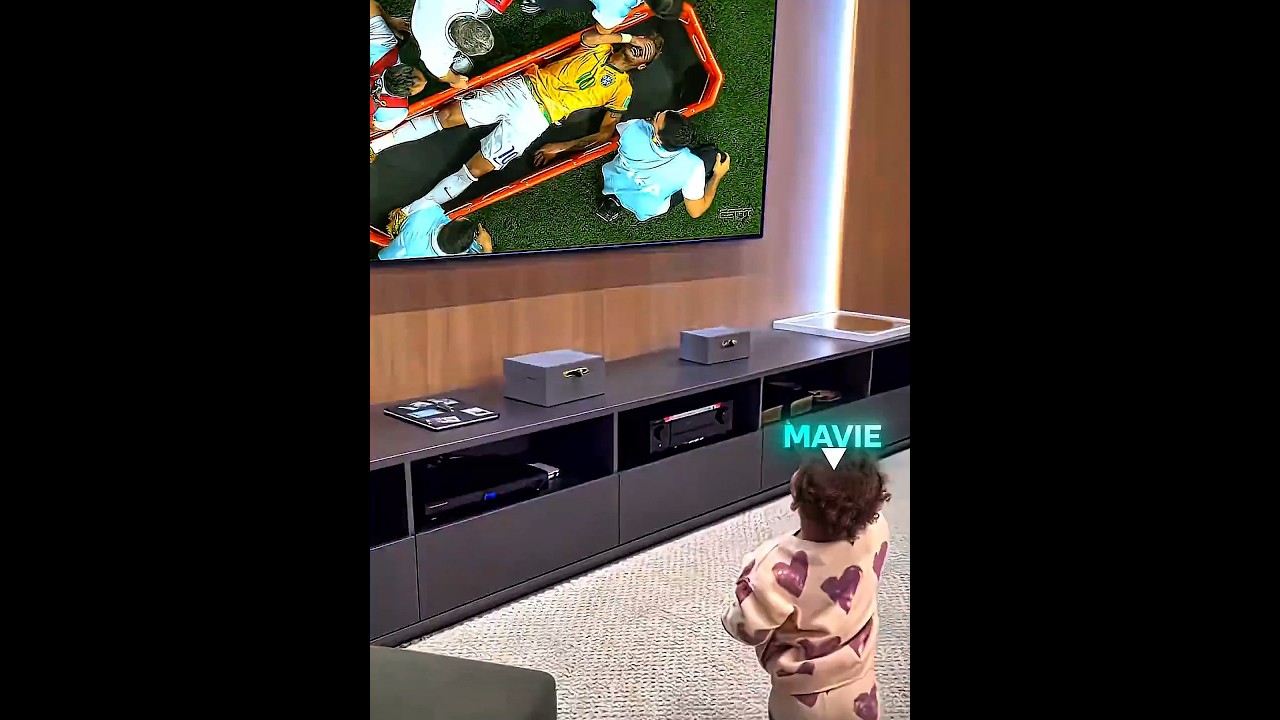 Neymar’s Daughter Mavie Tried to Heal Him After His Painful Injury ❤️
