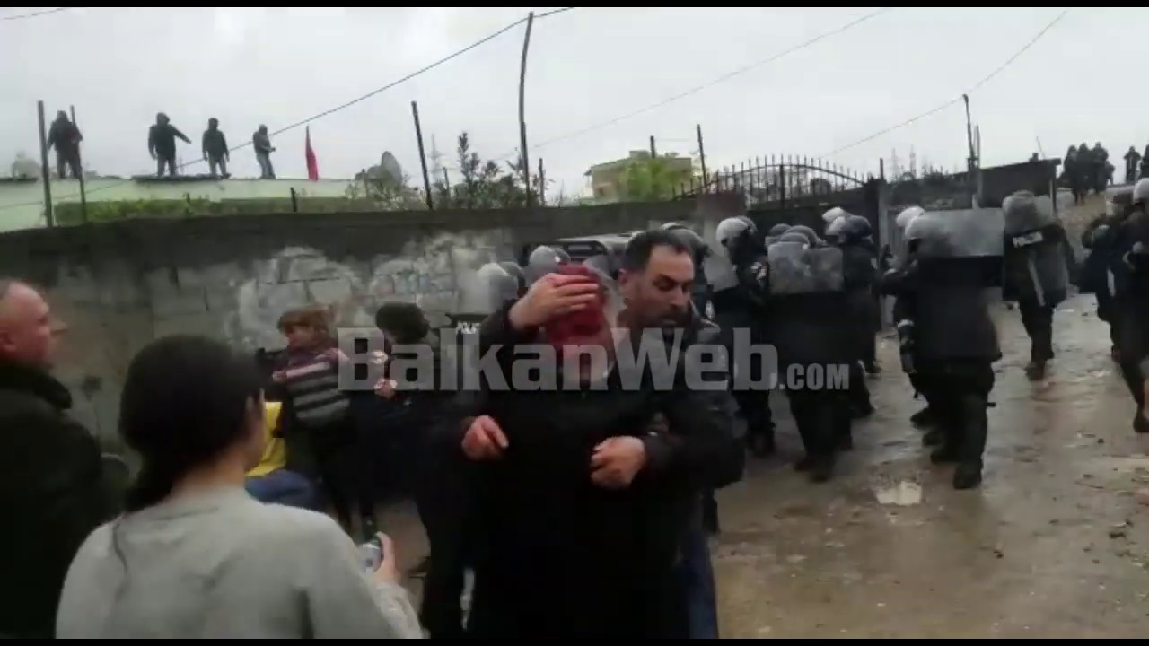 Fadroma e policë për të prishur banesat, revoltohen banorët e Bregut të Lumit