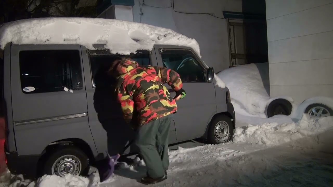 おそらく今冬最後の雪かきだと期待してミニキャブ救出ですんじゃ。(^O^)