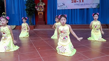 Múa Cây Đa Quán Dốc do lớp 2A biểu diễn