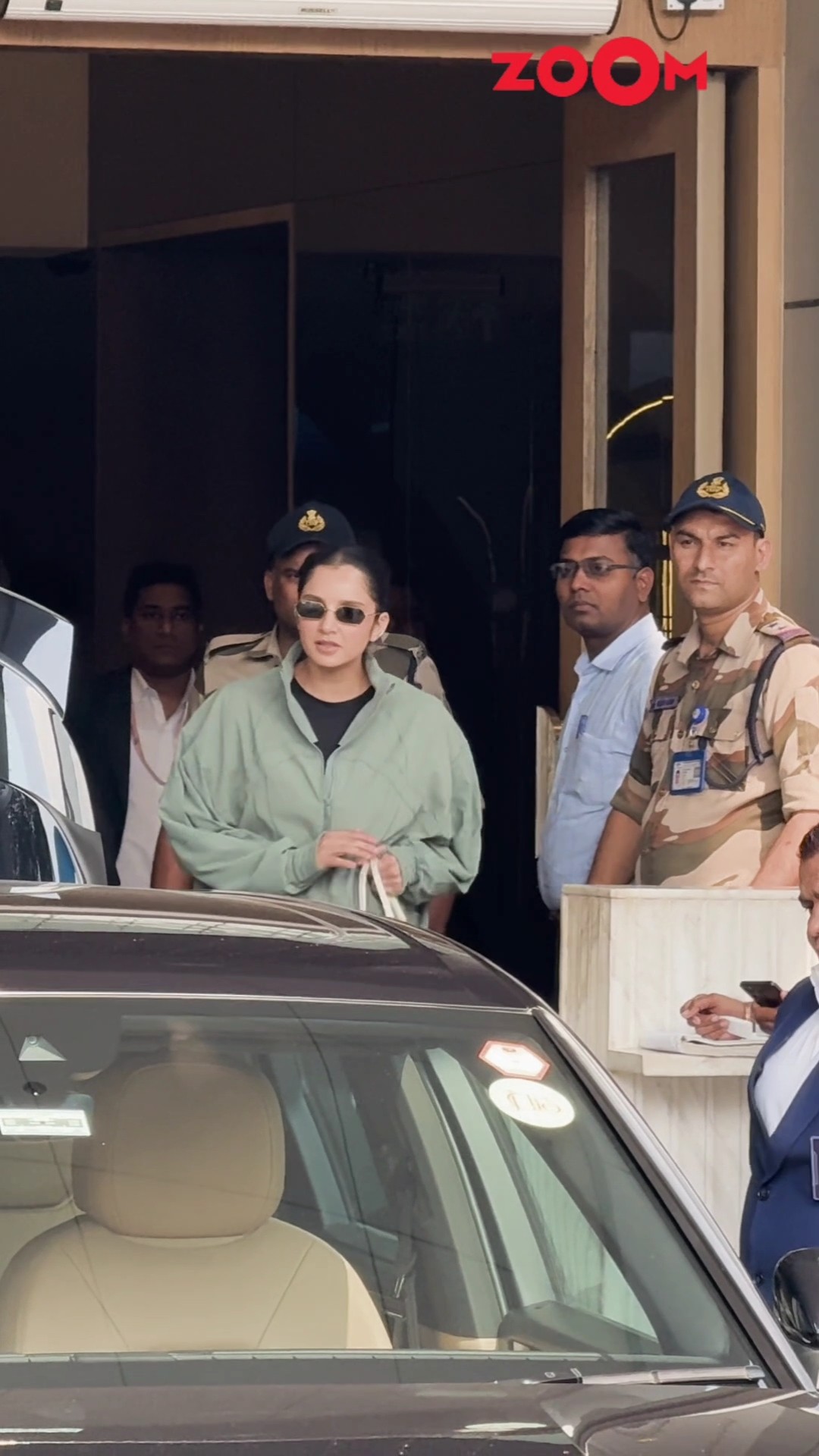 Sania Mirza STUNS with her sporty airport look ? #saniamirza #shorts