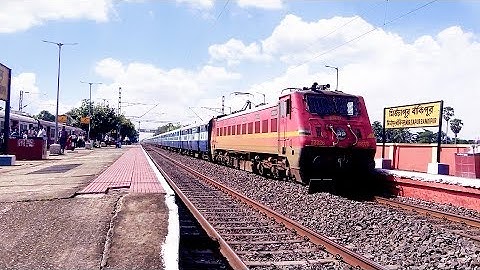 Pratap Express at a Full Throttle || Thrashes Mirzapur Bankipur || Indian Railways