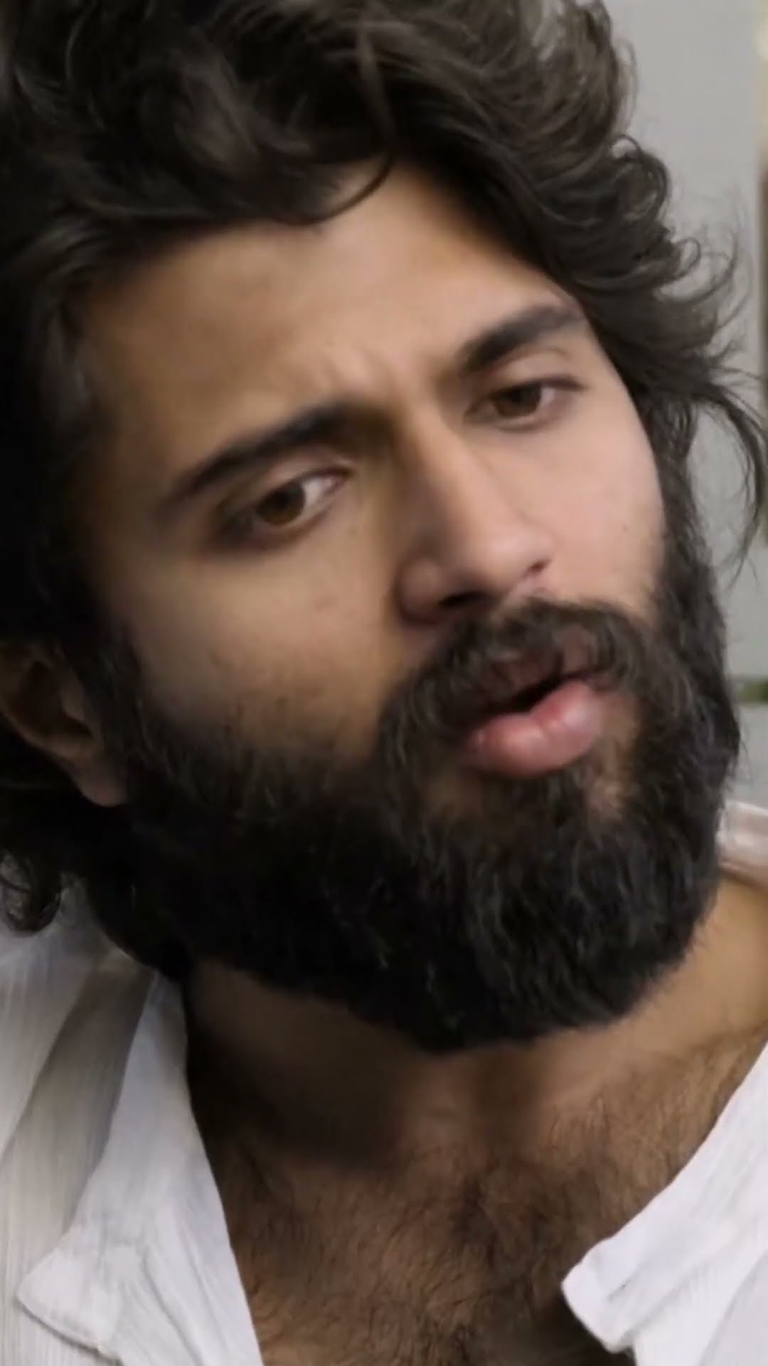 Vijay Deverakonda Apni Likhi Hui Kahani Raashi Ko Uske Office Main Bata Raha Hai #worldfamouslover