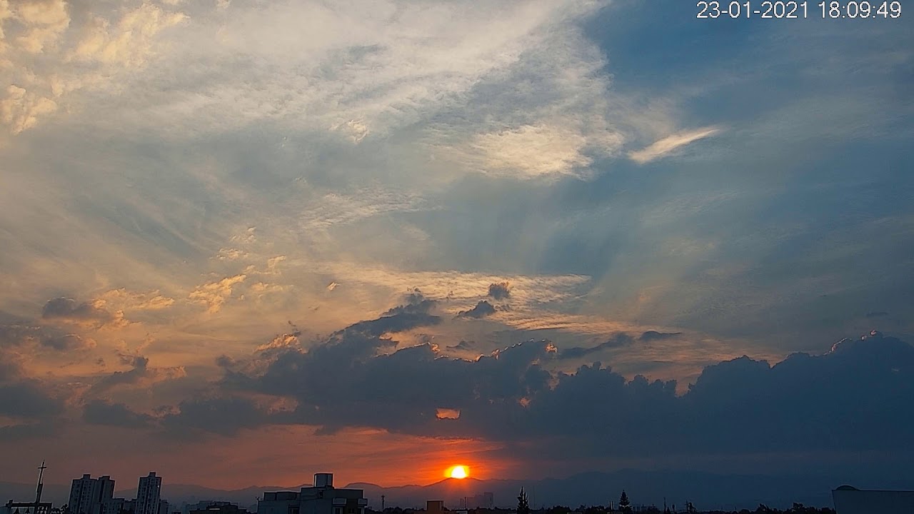 Timelapse Mexico City CDMX - Atardecer con pocas nubes y Sol amarillo