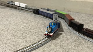 きかんしゃトーマス+国鉄客車オハ12 1000形+JR客車オハネ25 1000形ソロ+国鉄貨車ヨ8000形とJR DD51ディーゼル機関車+コム1形ハローキティ+JR貨車ヨ8000形が走行！