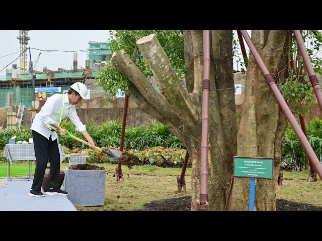 Presiden Jokowi Tinjau Pembangunan Istana Kepresidenan di IKN, 22 September 2023 class=