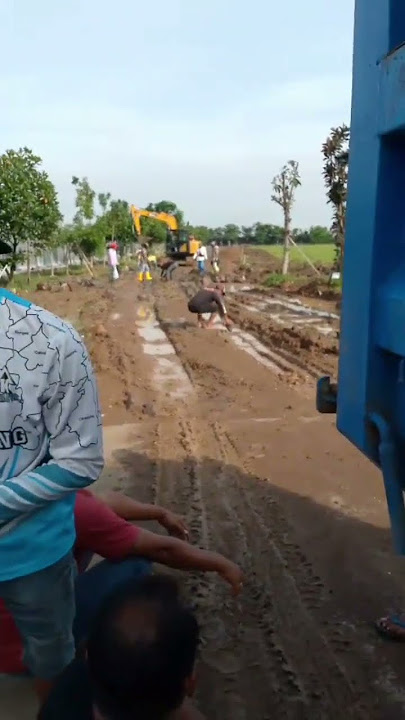 masih lanjut antri bongkaran batu pondasi#videoshortsdumtruk