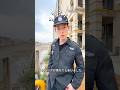 警備員がユニークな方法でバッグを取り戻した