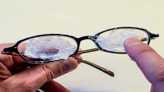 ✓ Βάζει αυτό πάνω στα γυαλιά του και οι γρατζουνιές εξαφανίζονται… - YouTube