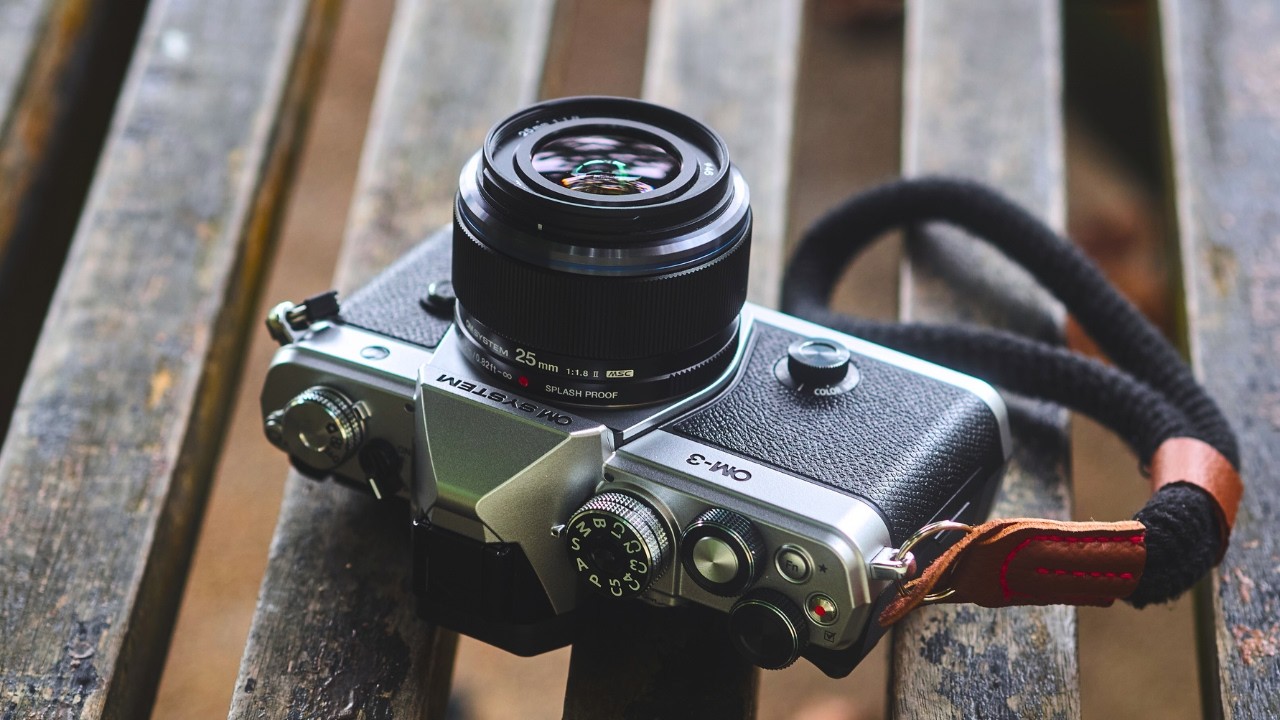 Why OM System OM-3 Is AWESOME For Street Photography? - YouTube