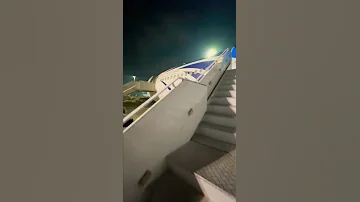 لحظة صعود الطائرة والسفر 