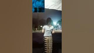 Jalan sendiri Pake kain sarung batik