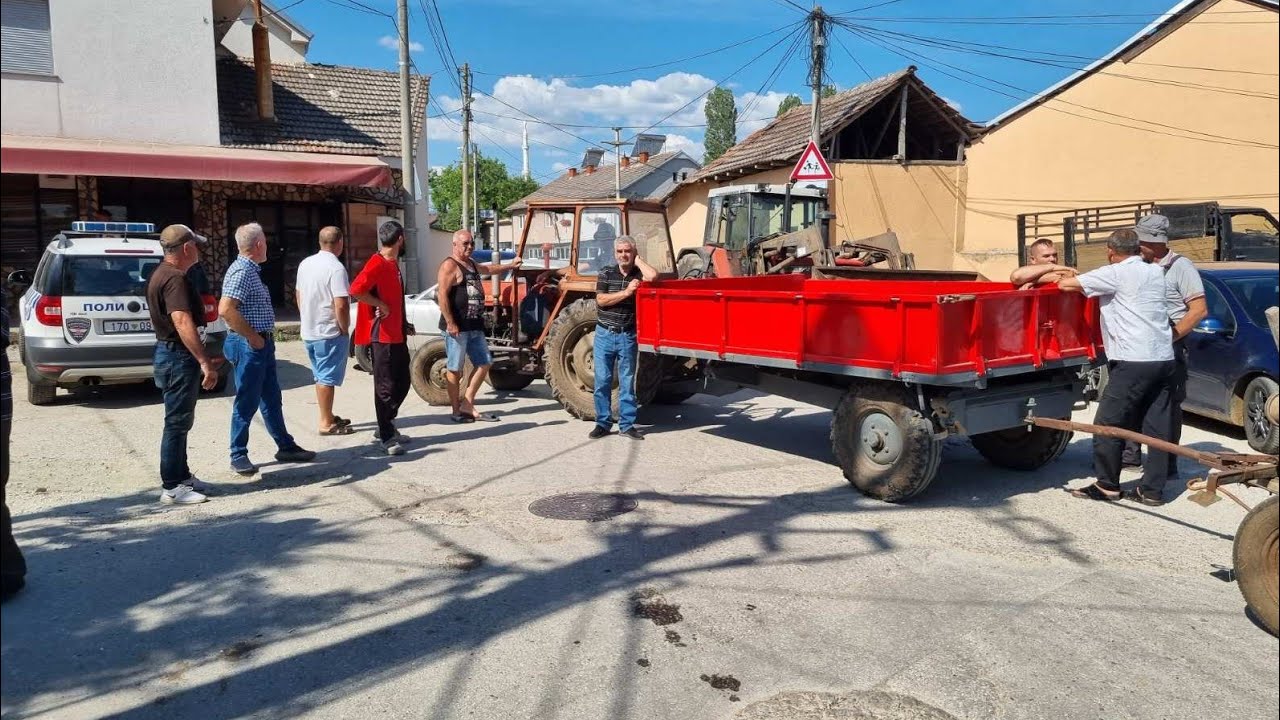 Протест на жителите на Лопате – не дозволуваат камиони на приватна фирма да им го уништува патот