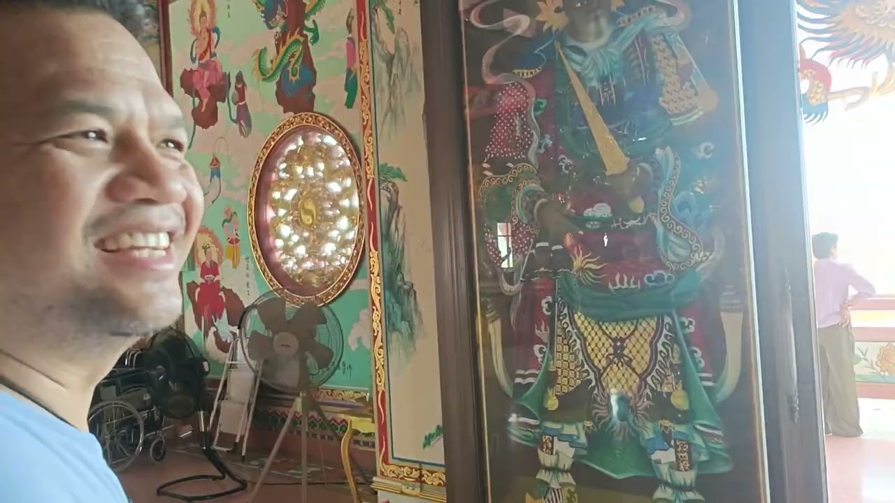 พาเดินรอบและไหว้เทพต่างๆครับ @บ่าวรุ้งพาม่วน 