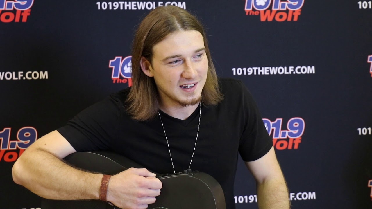 Morgan Wallen explains "Chain Smoking" - YouTube