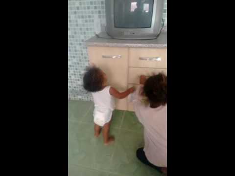 Meninas dando faxina..uma de 10 anos outra de 6anos e a bebê de 1 ano e 2 mese..