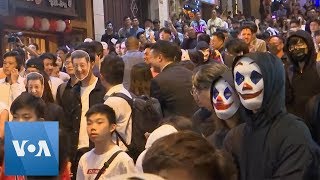 Hong kong police fired tear gas at protesters as masked demonstrators
crashed a halloween party in the central kowloon district, thursday,
october 31. ––––––...