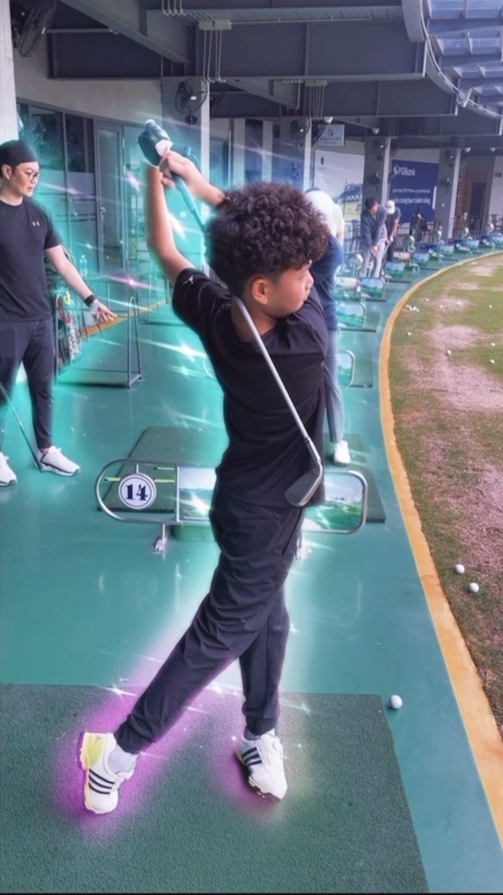 (Golf familyVN)cậu bé cú đánh fullswing đẹp ?#golf #shorts
