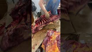 Разделка конины, топор + нож. Работа мясника, обвалка мяса. boning meat with a knife