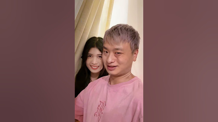 他们怎么都躲窗帘后面？